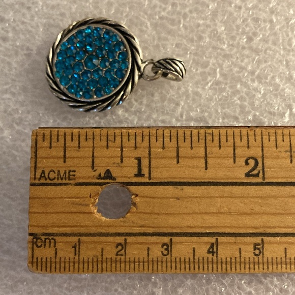 NWOT - Silvertone Scalloped Edge Turquoise Blue Crystal Pendant & Triangle Bale - Picture 5 of 6